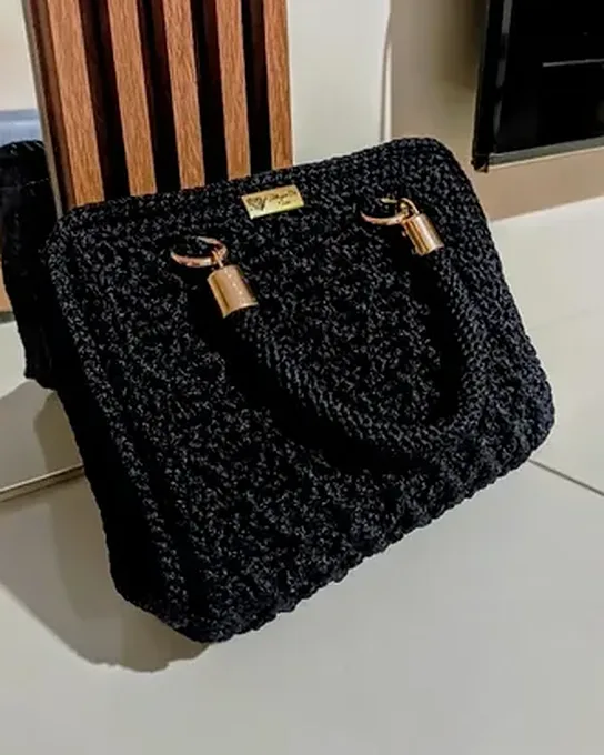 Foto de celular de uma bolsa de crochê preta